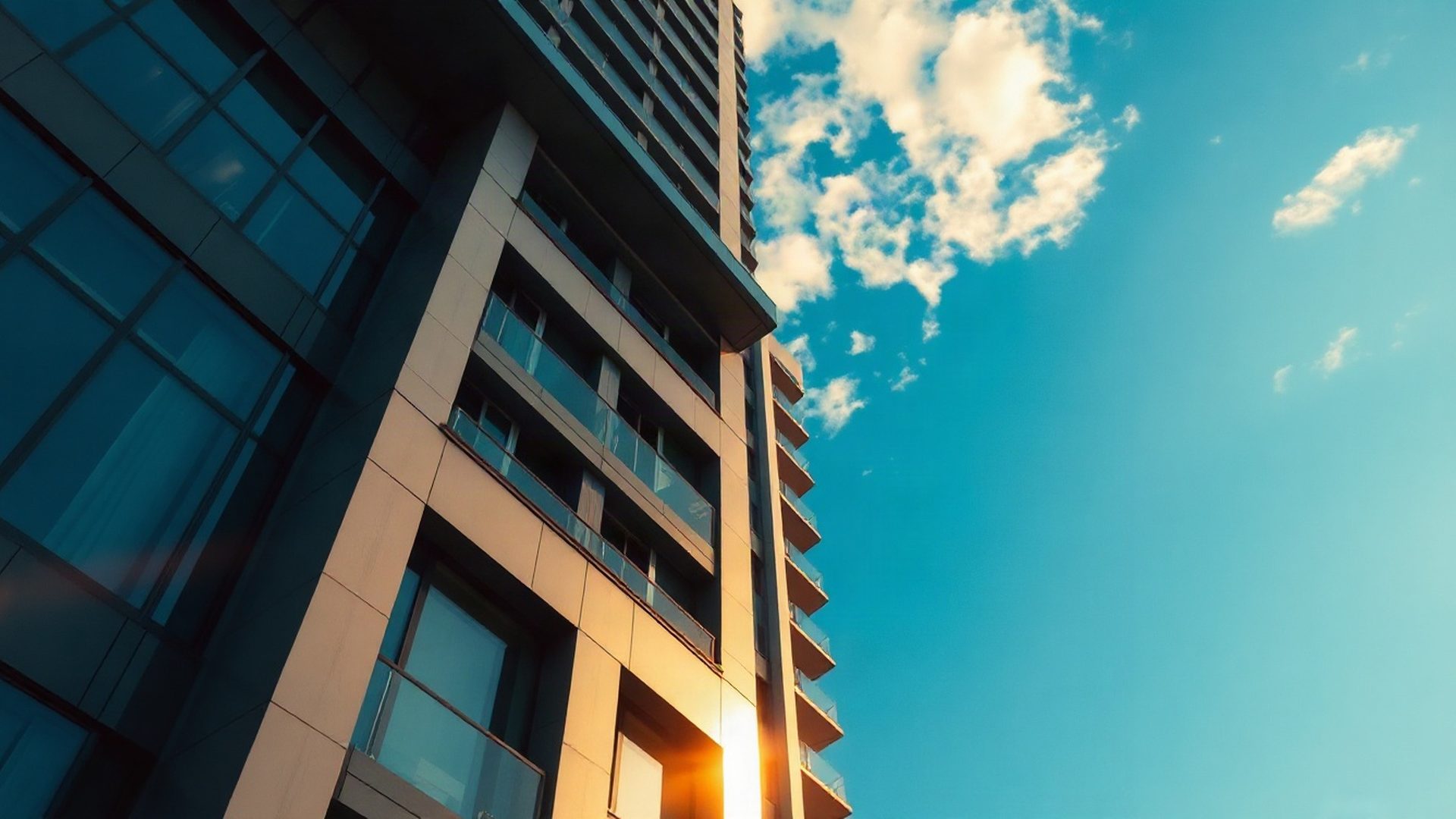 Fachada de edifício residencial em Porto Alegre ao entardecer